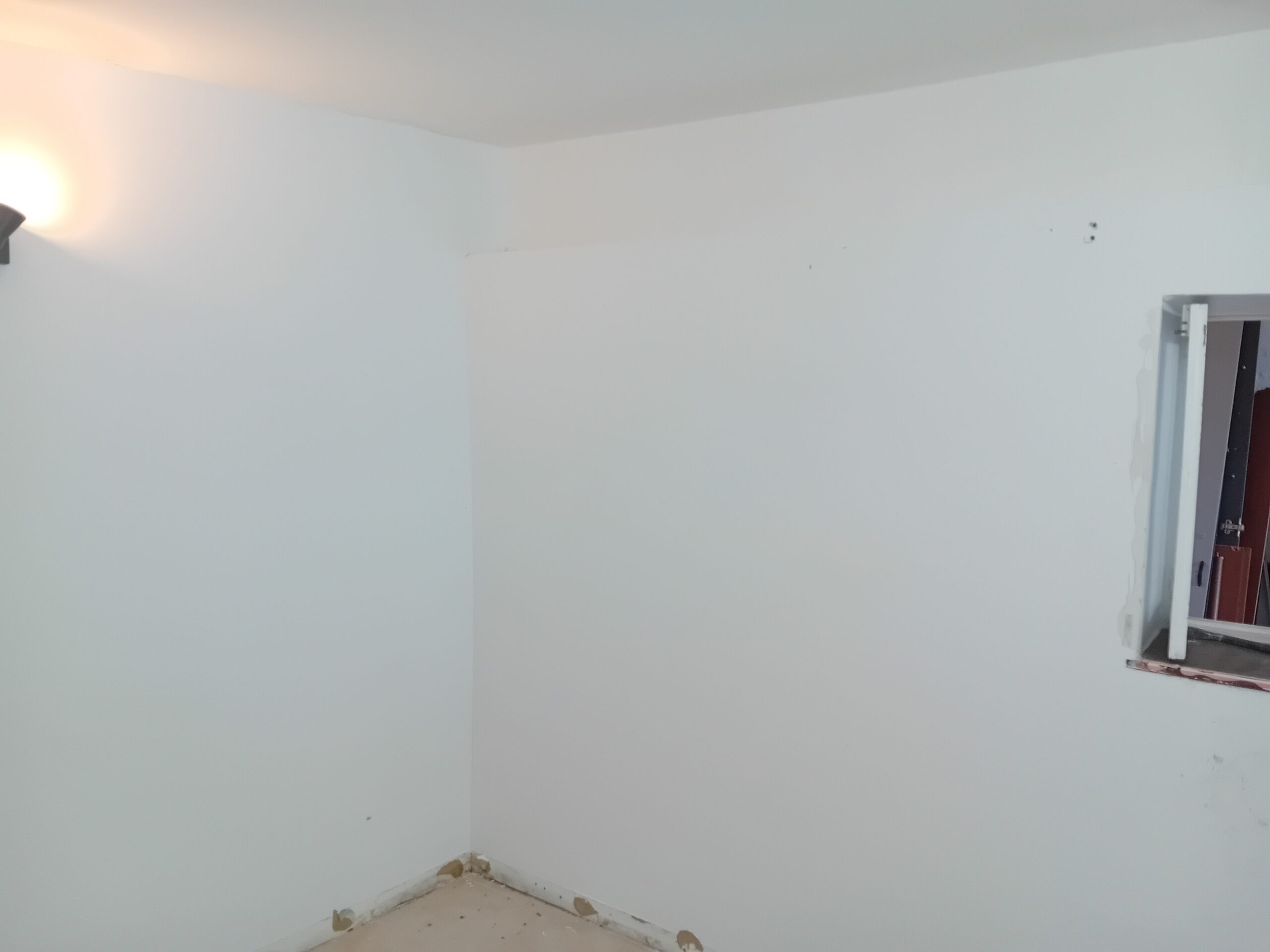 Vorher: weiße Wand ohne Auffälligkeit
